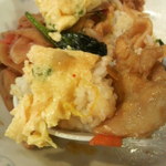 新華苑 - 食べ終わる少し前にひらめいて、キムチ丼エビ入り玉子乗せ！