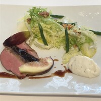 メゾン ポール・ボキューズ - 鴨の軽い燻製と鰻のサラダ仕立て　ポルト酒のソース　フレッシュ無花果と共に