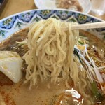 英華飯店 - 担々麺(辛口) 麺リフト