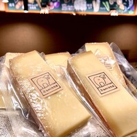 道産ラムの燻製と足寄町しあわせチーズ工房さんの羊乳チーズ