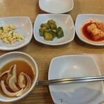 Kosamu Reimen Semmonten - 前菜的なのは、左からマカロニサラダ、きゅうりの漬物、大根のカクテキ、かな。