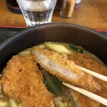 カレーうどん 富貴堂 - とんかつの断面（成形肉な気がします）
