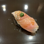 すし繁 - 昼のおまかせ８０００円。勝手な妄想ですが、山口先生が愛した長崎とら寿司の鯵は、こんな味わいだったのでは？！　私の知りうる鯵の欠点を全て消し、長所だけが強調された味わいでした（╹◡╹）（╹◡╹）