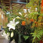 麻布 韓日館 - 入口に生花が飾られています。