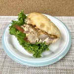 丹青 - ハリッサチキンと野菜のサンド