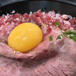 ローストビーフ YOSHIMI - 黄身だけのせ
