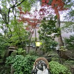 うなぎ割烹　玉勘 - 玄関前の庭