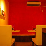 ババズ - 入ってすぐ赤い壁がお出迎え