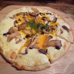 モカジャバ カフェ 大久保本店 - とろとろ卵とキノコのピザ
