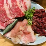 Yakiniku Horumon Sakaba Takachan - たかちゃんセット(右:牛ハラミ 真ん中:豚トロ 左:牛コウネ)