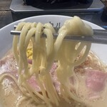 Karunichin Dou - 麺は太めのもっちり麺。デュラム小麦を使ってるとの事で「パスタ」に近しい噛み心地。