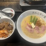 Karunichin Dou - 北の恵みと小ジンギスカン丼。平日ランチタイムなら1,000円。今日は祝日…そしてディナータイム！なので、1,470円。結構デカい差があるね〜