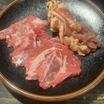 Karunichin Dou - ジンギスカンセットのお肉。ラム肉はよく分からないので、アレだが… レアで食べて欲しいとの説明。上質なラム肉なのでほとんど焼かないで良いらしい。