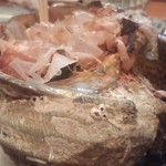 旬魚処 海蔵 - つぼ焼き。カツオ節と中にわかめと白菜。