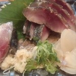 旬魚処 海蔵 - 〆サバの焼しも造り（900円）。