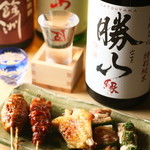 Sumibi Yakitori Gombei - 月ごとに入れ替わる地酒はおすすめの部位と合せて楽しんで頂きたい。