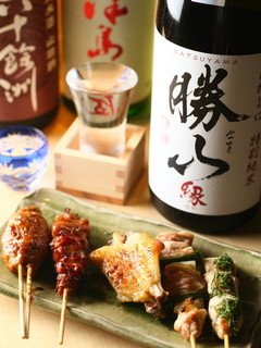 Sumibi Yakitori Gombei - 月ごとに入れ替わる地酒はおすすめの部位と合せて楽しんで頂きたい。