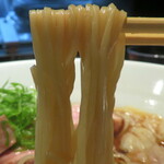 らーめん 鉢ノ葦葉 - ちゃーしゅーわんたん麺（醤油味）/麺リフト