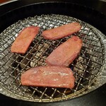 焼肉トラジ - 上タン塩Tカット 1人前4枚 2,200円