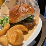 トーキョー エールワークス タップルーム - チーズバーガーポテトつき