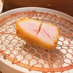 Ginza Katsukami - 脂身がザクッと言うほど分厚く、しっかりしてる