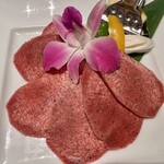 叙々苑 - 叙々苑お馴染みの食用蘭「デンファレ」