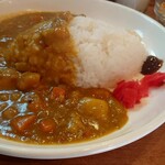 魚藍亭 - カレーには福神漬けとチャツネが添えられてます