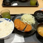 松屋 - ロースカツ定食 ごはん特盛り (税込)590円 (2023.07.17)