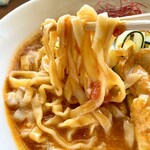 ラーメンハウス ブレーンバスター - 平打ち極太縮れ麺    最後までコシあり❣️