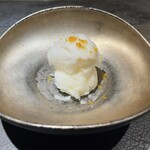 新宿 鉄板焼き YOKOTA - 日向夏のシャーベット。生姜と柑橘の泡を乗せて。