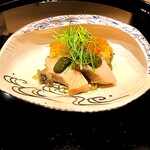 まき村 - ◯ 鮑と肝ソース、蝦夷馬糞雲丹、下には茶蕎麦かと思ったら鮑の肝を絡めた稲庭うどんでした。