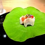 まき村 - ◯ 天草の鱧（焼き霜造り）、梅肉と粉砕した鱧の骨煎餅と花穂紫蘇をちらして。焼き霜の下には加賀太胡瓜。