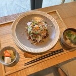 カフェアンドスペーストイロ - ローストビーフ丼