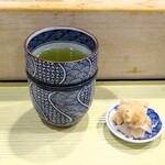 Kudanshita Sushi Masa - お茶、ガリ