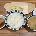 天ぷらの山 - ご飯、お味噌汁、ナス、お漬物、つゆ