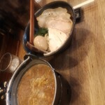 麺屋時茂 - 友達が食べていた白湯とぅけ麺（鶏チャーシュー×1、薄切り炙りチャーシュー×2）