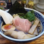 中華そば よしかわ 上尾店 - まとまりのある器の中はもはやアート