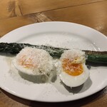 Karumerosupeimbasukubaru - 焼きアスパラと半熟卵