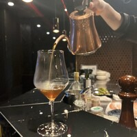 HIKARI - 和牛のコンソメスープ
                  4日かけて作った和牛のスープはポットからワイングラスへ注がれます