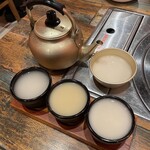 Hombakankokuryourigiwa - マッコリ3種飲み比べ（生マッコリ 桃 くり）＆マッコリ（やかん）※やかんも好きなマッコリを選べます。