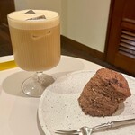 mute - 『ミルクコーヒー(アイス)』
      コーヒー豆：エチオピア、浅煎り
      甘さ：ストレート
      『麹甘酒スコーン カカオ＆アーモンド』
