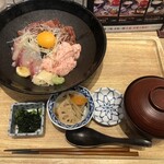 魚盛 - 平政と漬けブツ鮪の月見三色丼