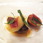 ヴァンデ産フォアグラのポアレと白桃の取り合わせ　無花果のキャラメリゼと共に