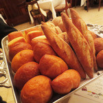 マダム・トキ - お好きなパンをどうぞ