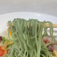 新橋亭 - 美しい翡翠麺はしっかりしたコシ