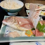 食事処 おおはし - 薄い皮で閉じられた珍しい盛り方。