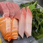 なつ梅 - 刺身　こんなに分厚いカットで大丈夫？とても新鮮でかなり美味しい‼︎