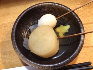 Nokiya - 「おでん」（130圓×2）。大根と玉子です。種を止める爲、串の先に蒟蒻が刺してあります。