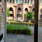 Nidaime Hideyoshiya - カウンター席から見た山手通と中京大学キャンパス
