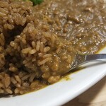 キッチン ブルー グローブ - コーヒー炊きライスとキーマカレーをすくい上げます